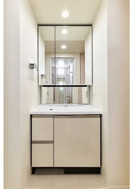 Lefon Progres Akabane Marks - Interior - ["Flooring", "Interior design", "Bathroom cabinet"]