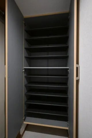 CENTRAL GARDEN RESIDENCE TOKYO - Interior - ["Wood", "Shelving", "Shelf"]