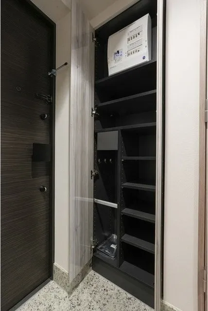 Lien Gotenyama - Interior - ["Building", "Door", "Fixture"]