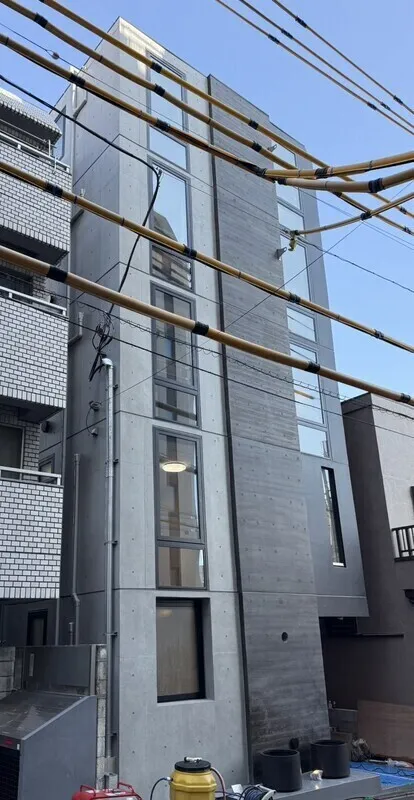 Fullea Okusawa - Exterior - ["Metal", "Electrical cable", "Concrete"]