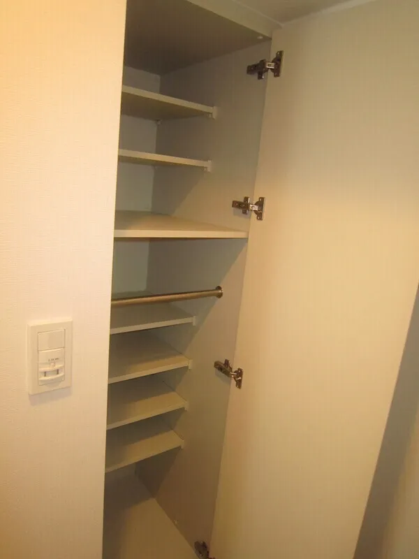 Casa Splendid Shinjuku Gyoen - Interior - ["Wood", "Shelving", "Shelf"]