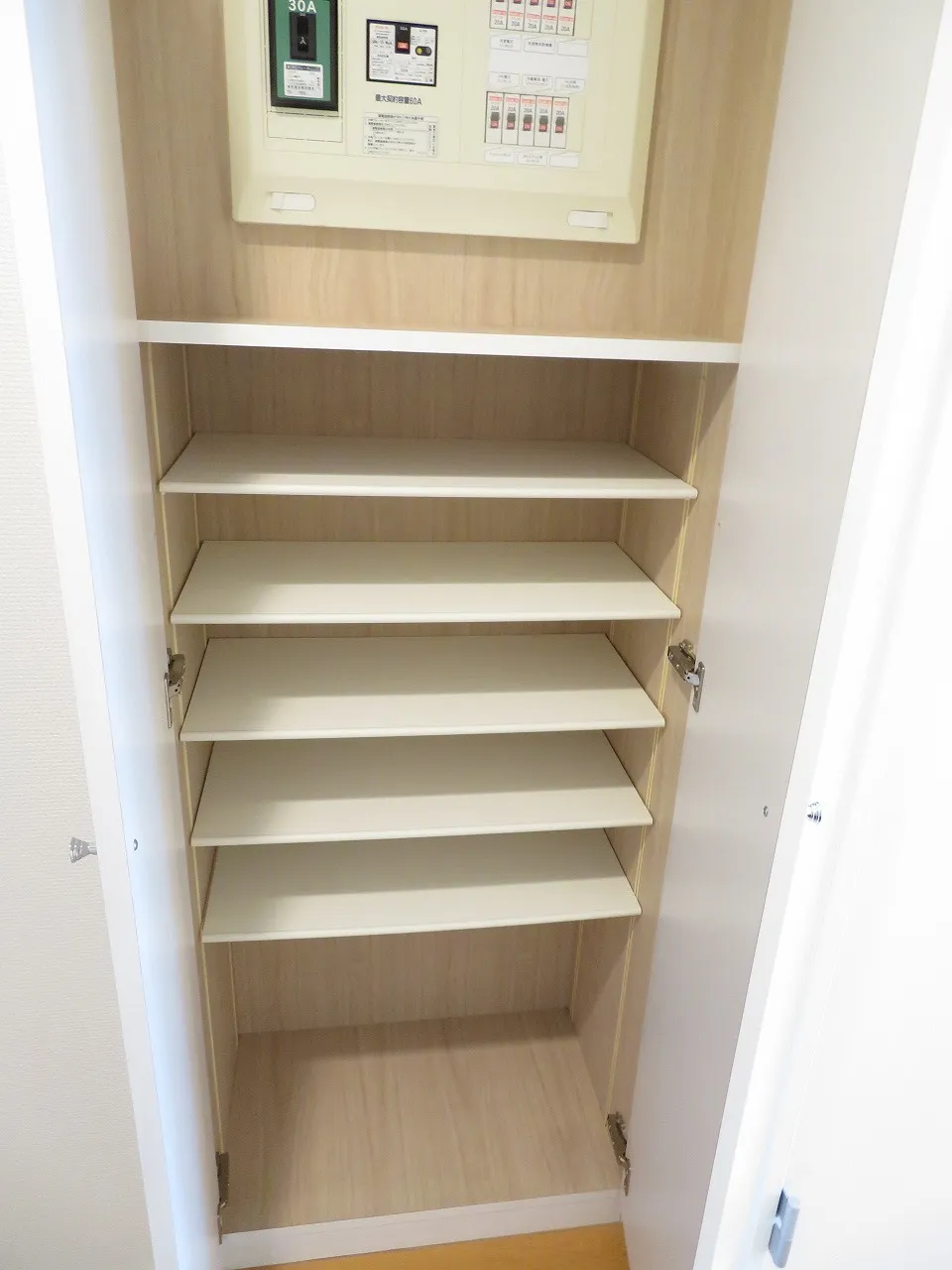 Prospect Monzennakacho - Interior - ["Shelf", "Shelving", "Wood"]