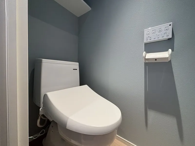 Log Iriya - Interior - ["Toilet seat", "Toilet", "Plumbing fixture"]