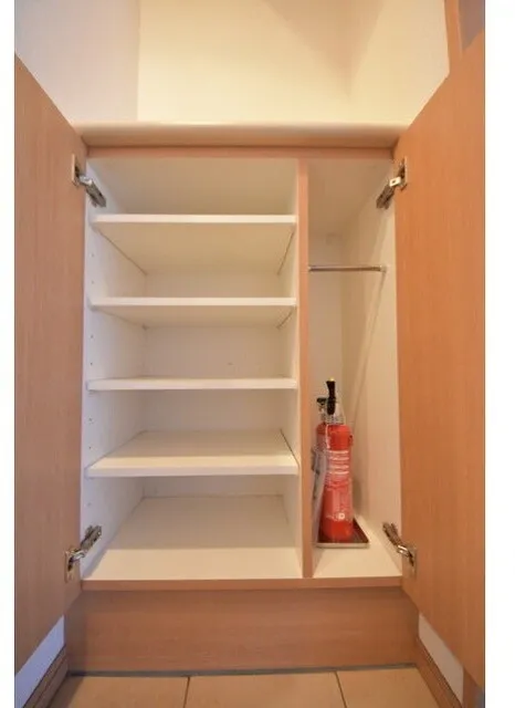 Welt Nishi Oshima Grasse - Interior - ["Wood", "Shelving", "Flooring"]