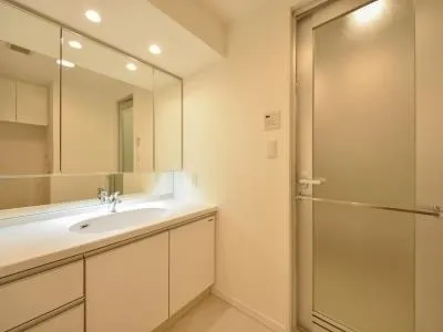 Lieto Court Arc Tower - Interior - ["Mirror", "Sink", "Tap"]