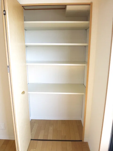 Due Nerima - Interior - ["Shelf", "Fixture", "Wood"]