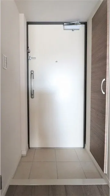 Alpha Court Yahiro - Interior - ["Door", "Fixture", "Handle"]