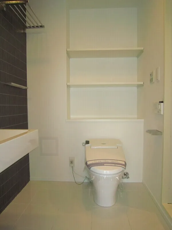 Court Hills Hiroo Minami - Interior - ["Toilet seat", "Bathroom", "Plumbing fixture"]