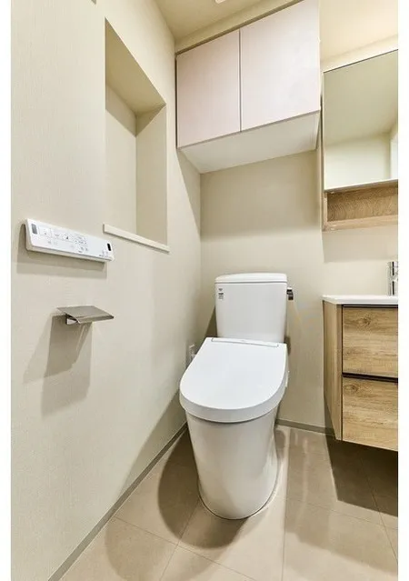 Lefon Progres Akabane Marks - Interior - ["Toilet seat", "Toilet", "Plumbing fixture"]