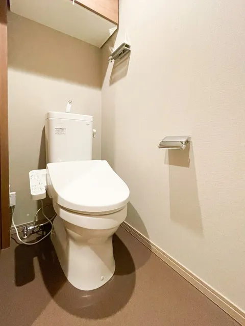 Preasvelta Minowa - Interior - ["Toilet seat", "Toilet", "Plumbing fixture"]
