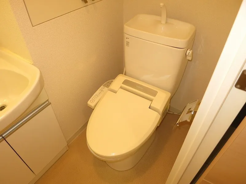 Esty Maison Oshima - Interior - ["Toilet seat", "Plumbing fixture", "Toilet"]
