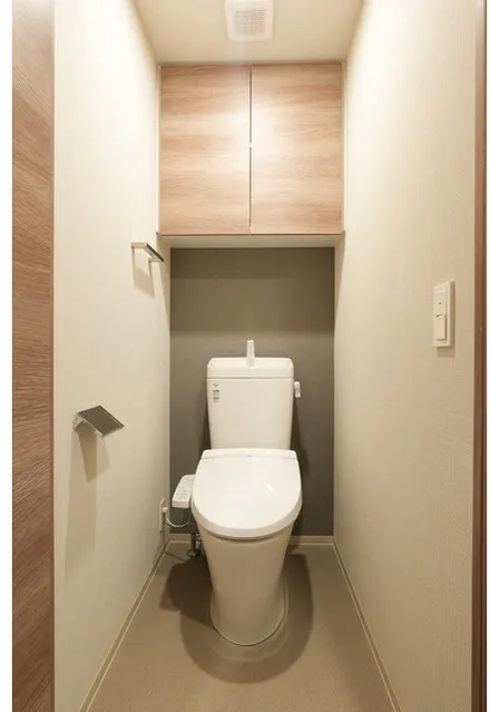 La Tierra Otorii - Interior - ["Toilet seat", "Toilet", "Plumbing fixture"]