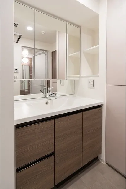 Comforia Takenotsuka East - Interior - ["Bathroom cabinet", "Bathroom Sink", "Flooring"]