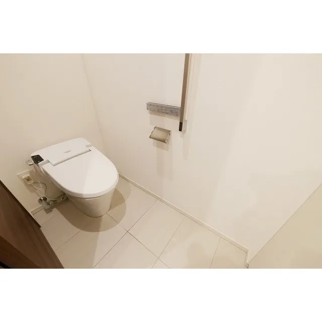 Comforia Shinjuku East Side Tower - Interior - ["Plumbing fixture", "Toilet seat", "Toilet"]