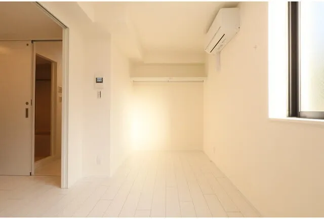 Option Sakashita - Interior - ["Flooring", "Floor", "Ceiling"]