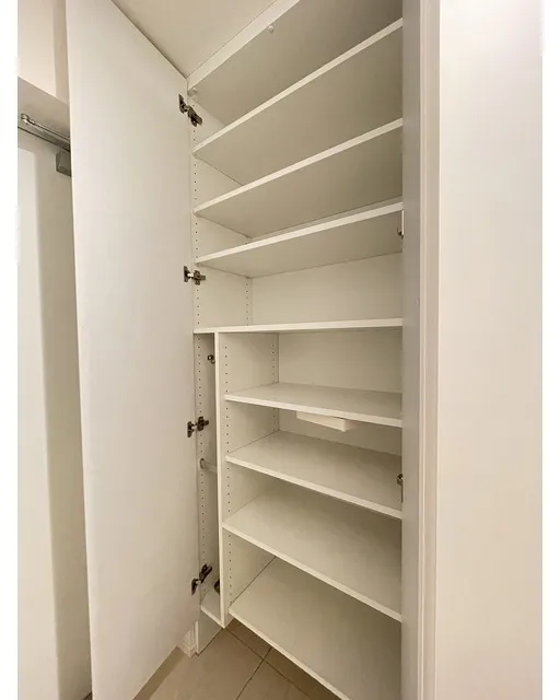 Comforia Nakakasai - Interior - ["Wood", "Shelving", "Flooring"]