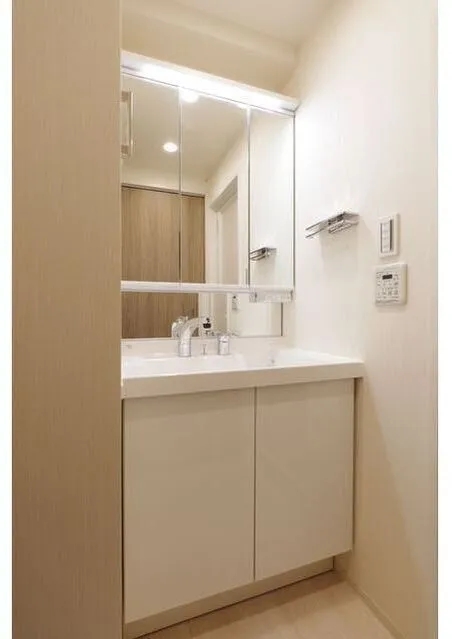 Stylio Kamata II - Interior - ["Bathroom Sink", "Flooring", "Plumbing fixture"]