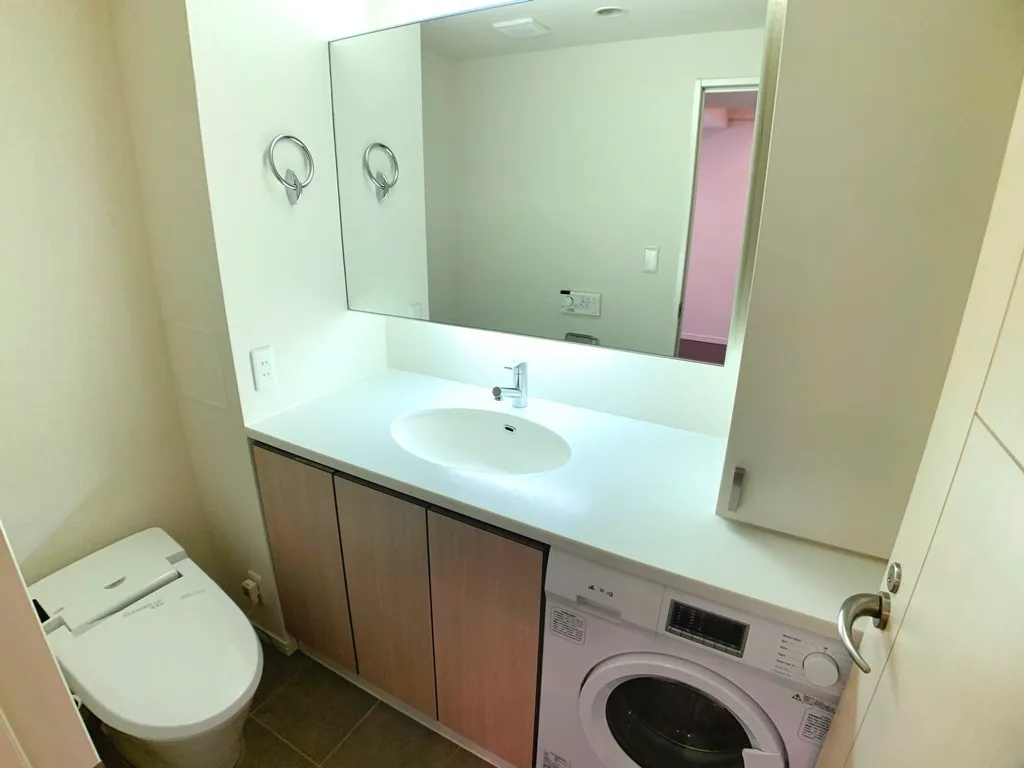Belle Face Hongo Yumicho - Interior - ["Mirror", "Tap", "Bathroom cabinet"]