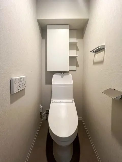 Brookside Residence Kiba - Interior - ["Flooring", "Plumbing fixture", "Toilet seat"]