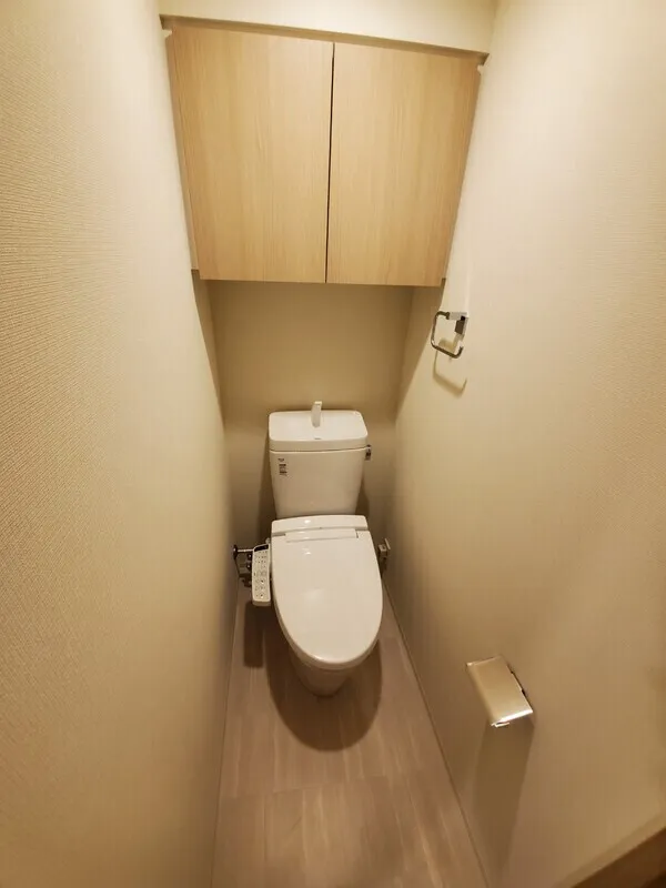 KI-LIGHT KINSHICHO - Interior - ["Toilet seat", "Flooring", "Toilet"]