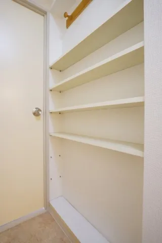 White Castle Kamisaginomiya - Interior - ["Shelving", "Shelf", "Wood"]