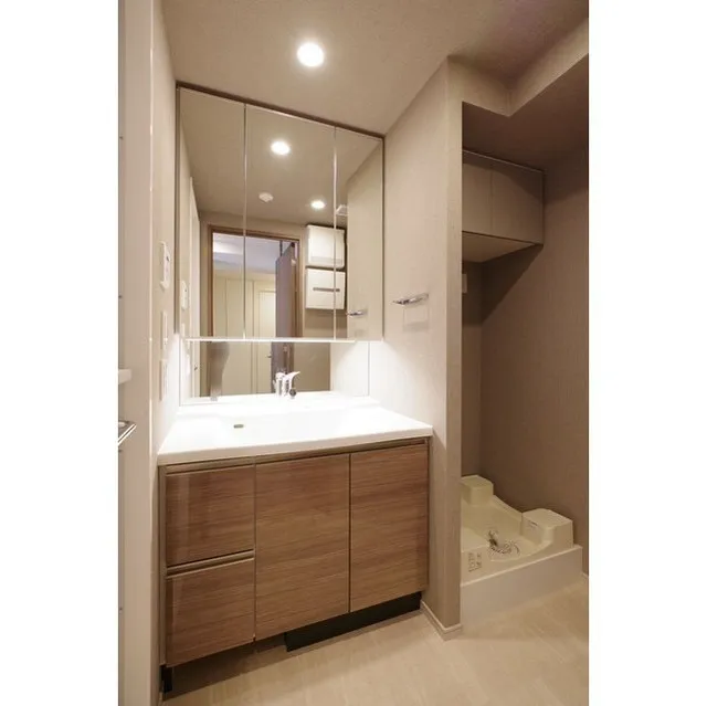Comforia Morishita Riverside - Interior - ["Mirror", "Cabinetry", "Bathroom cabinet"]