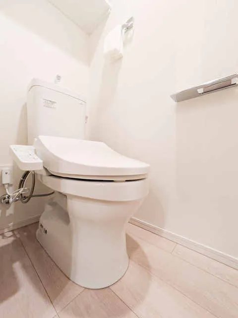 RJR Precia Kamata - Interior - ["Toilet seat", "Toilet", "Plumbing fixture"]