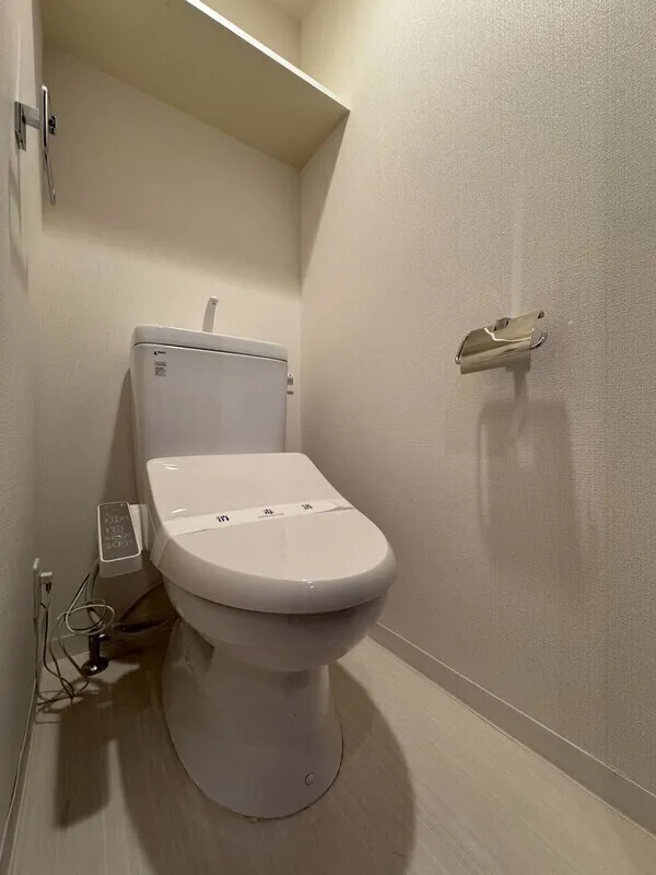 La Santé Hiroo - Interior - ["Toilet seat", "Flooring", "Toilet"]