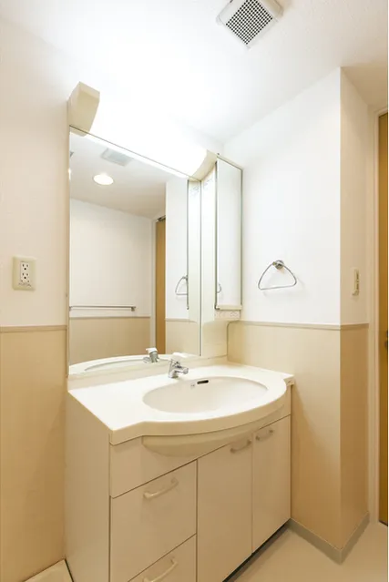 Shinonome Canal Court CODAN Building 18 - Interior - ["Mirror", "Tap", "Bathroom cabinet"]