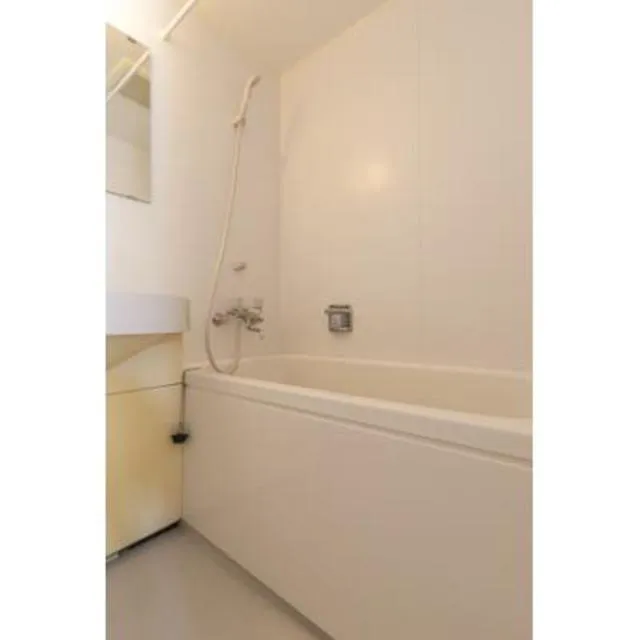 Casa Kuroyanagi - Interior - ["Shower head", "Building", "Bathtub"]