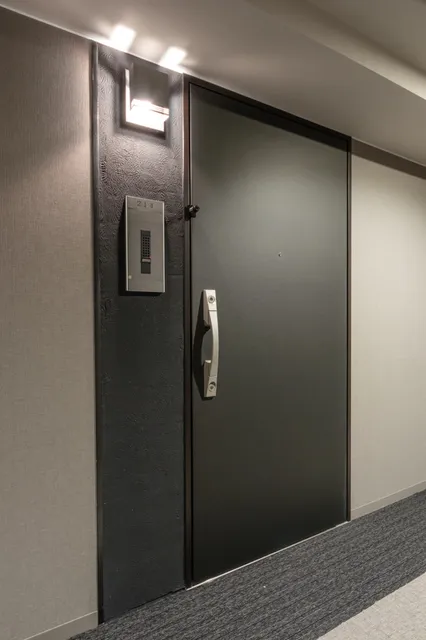 RJR Precia Omorikita - Interior - ["Door", "Door handle", "Lock and key"]