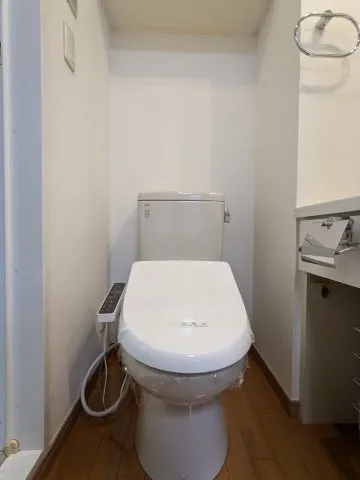 MG Meguro Station - Interior - ["Toilet seat", "Toilet", "Plumbing fixture"]