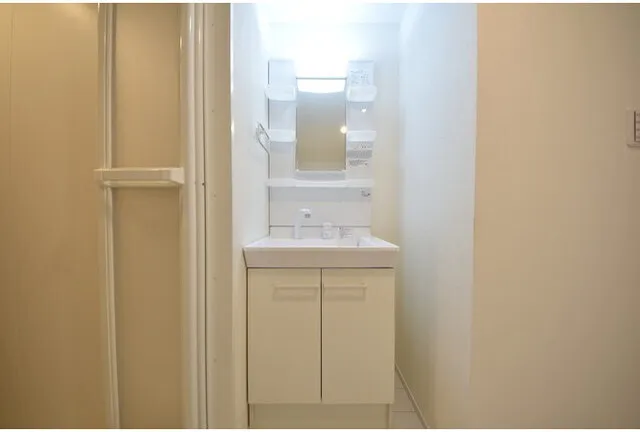 Goodenough Nakano Shinbashi - Interior - ["Wall", "Flooring", "Floor"]