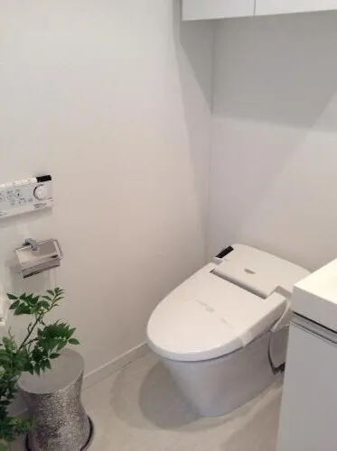 Castalia Nakameguro - Interior - ["Toilet seat", "Plant", "Toilet"]