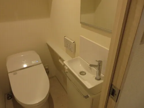 Precis Honkomagome - Interior - ["Plumbing fixture", "Mirror", "Bathroom sink"]