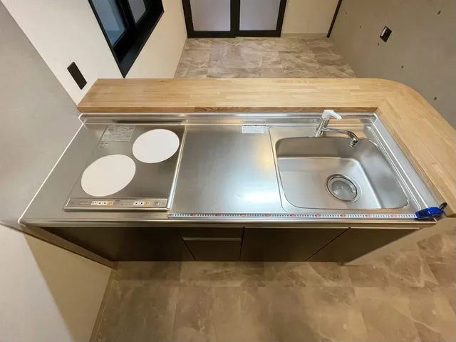Destino Residencia Arakawa - Interior - ["Wood", "Kitchen Sink", "Plumbing fixture"]