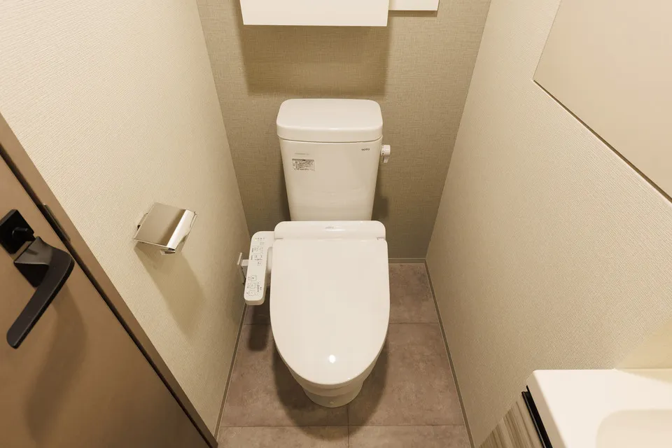 Hmlet Suitengumae - Interior - ["Toilet seat", "Toilet", "Plumbing fixture"]