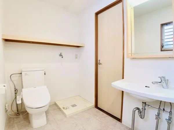 Bregrace Sangubashi - Interior - ["Plumbing fixture", "Bathroom", "Flooring"]