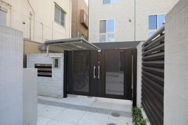 Prague Terrace, In Front Of The University Of Tokyo - Exterior - ["Gate", "Household hardware", "Home Door"]