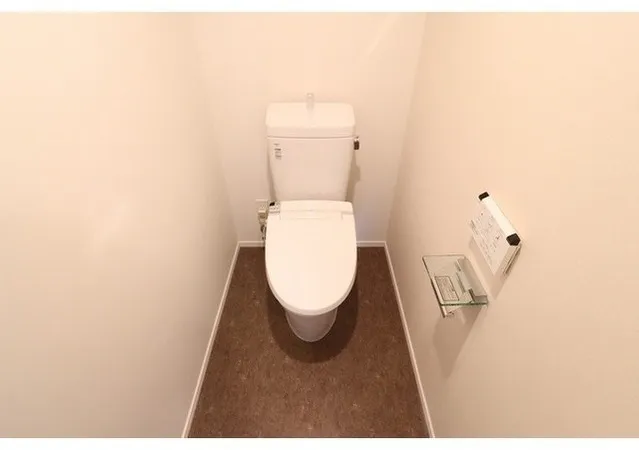 GT Square - Interior - ["Toilet seat", "Toilet", "Plumbing fixture"]