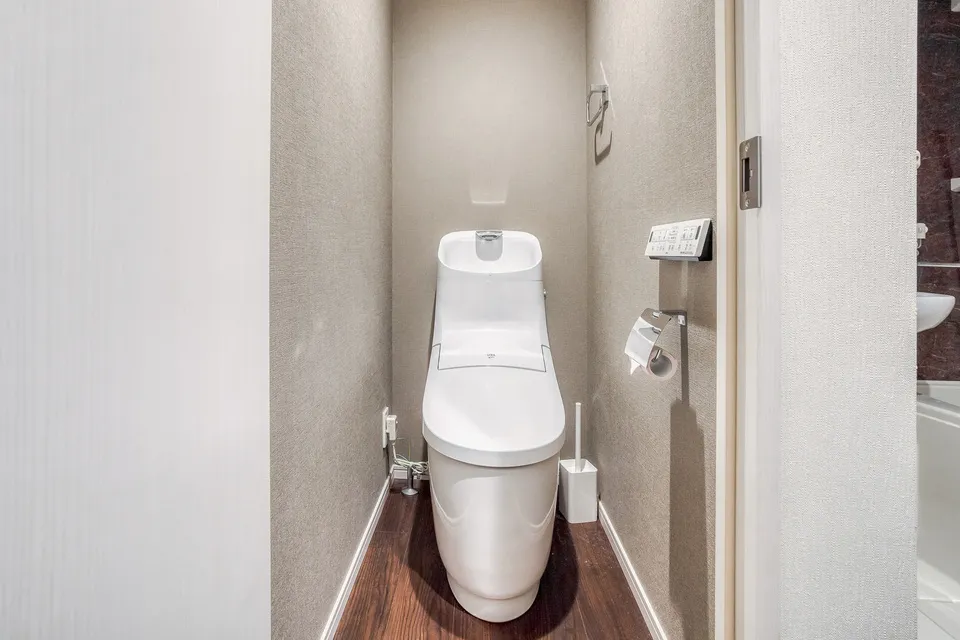 Hmlet Shibuya Shoto - Interior - ["Toilet seat", "Toilet", "Flooring"]