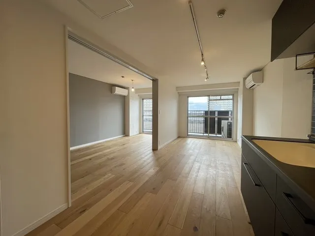 Maison Sunshine - Interior - ["Building", "Fixture", "Window"]