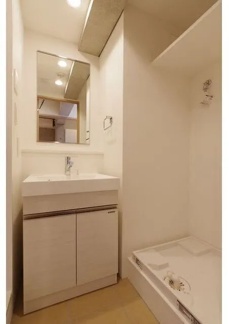 Comforia Honkomagome 1-Chome - Interior - ["Flooring", "Plumbing fixture", "Floor"]
