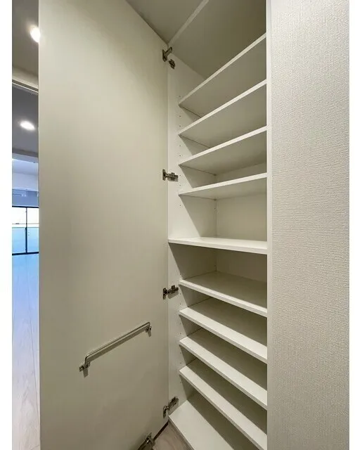 Daffitto Kinshicho - Interior - ["Wood", "Flooring", "Shelving"]