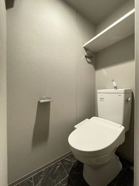 Well Square Nishioi - Interior - ["Toilet seat", "Toilet", "Plumbing fixture"]