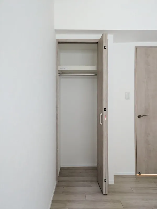 HJ Crown I - Interior - ["Flooring", "Wall", "Wood"]