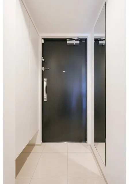 Comforia Higashiueno - Interior - ["Door", "Fixture", "Flooring"]
