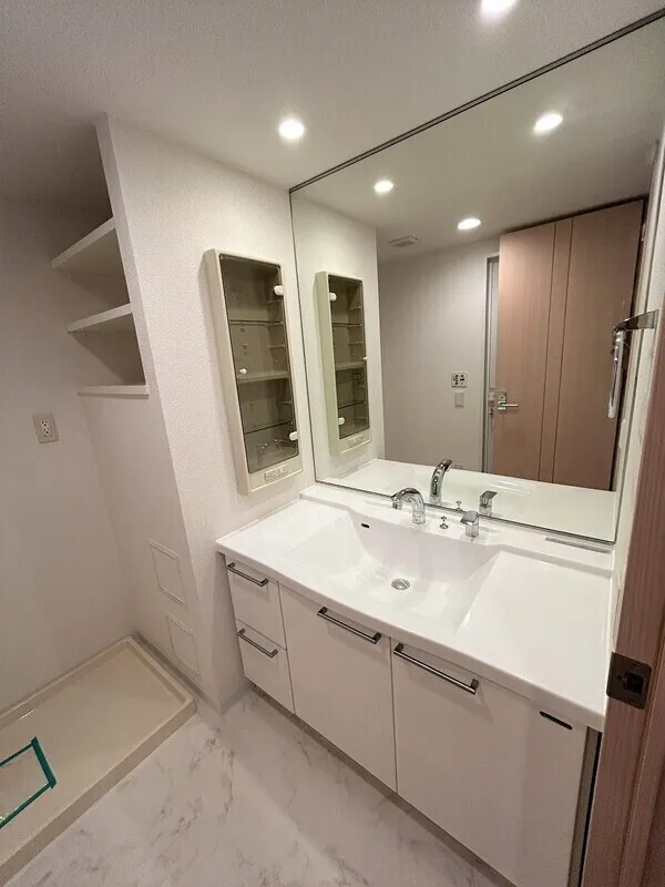 Esty Maison Toyosu Residence - Interior - ["Flooring", "Plumbing fixture", "Bathroom Sink"]