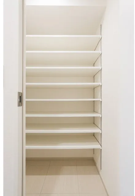 Comforia Higashiueno - Interior - ["Shelf", "Door", "Wood"]