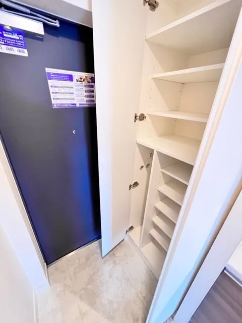 Residia Sangenjaya III - Interior - ["Flooring", "Floor", "Building"]